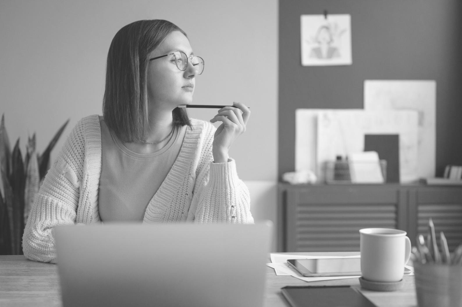 Séance de travail avec un client lors de l'élaboration d'un plan budgétaire personnalisé