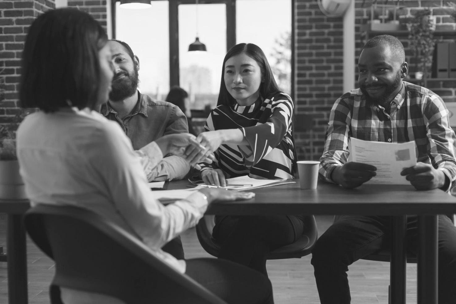 Espace de travail avec ordinateur et documents budgétaires